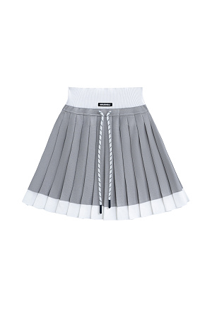серый Трикотажная юбка плиссе длины мини из вискозы. Модель с широким эластичным поясом в рубчик. Пояс и нижняя часть юбки выполнены из пряжи контрастного цвета.