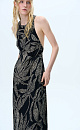 Принтованный сарафан с перекрутом на талии. Приталенная по крою модель в длине макси с круглым вырезом, открытой спиной и широкими перекрестными бретелями.