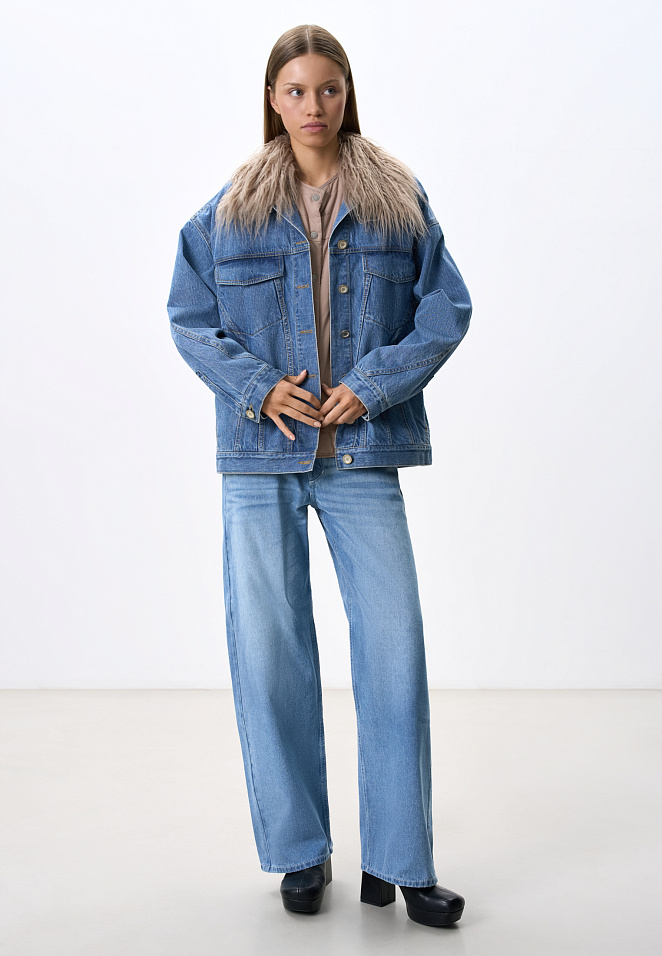 Джинсовая куртка с меховым воротником и жилеткой