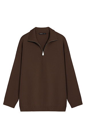 коричневый Трикотажный джемпер из вискозы с воротником-стойкой. Модель свободного силуэта со спущенной линией плеча и застежкой на молнию. Манжеты рукавов, воротник и низ изделия выполнены в рубчик. 