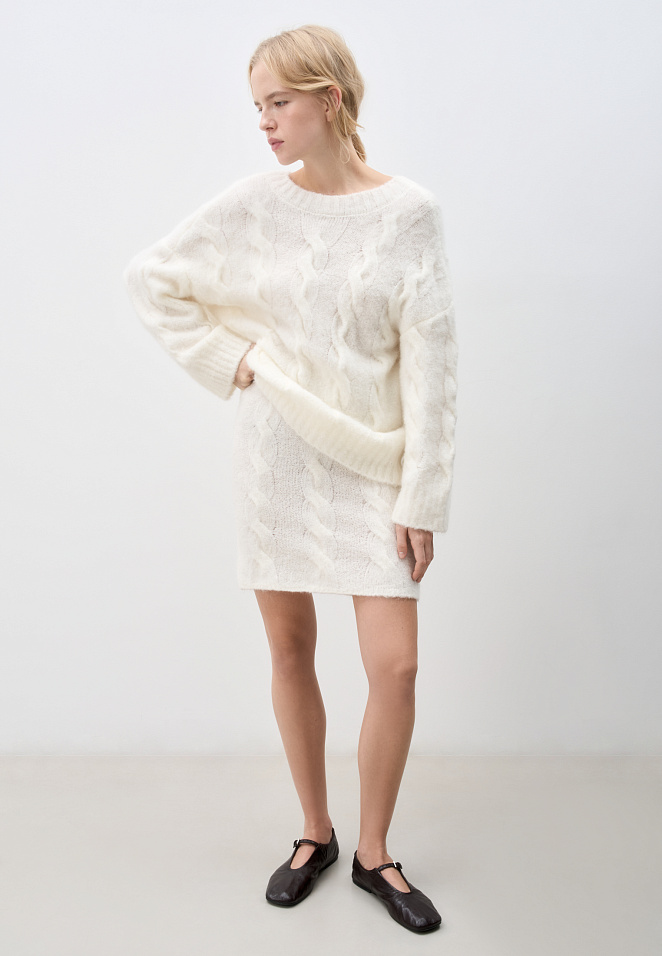 Трикотажный джемпер с открытой спиной и косами