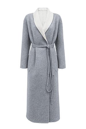серый Пальто-халат из двусторонней ткани. В составе 80% шерсти с добавлением 10% ангоры и 10% шелка. Отложной воротник, накладные карманы и тонкий ремень в тон основной ткани. При пошиве этого изделия была использована технология double face, благодаря которой внутренняя сторона выглядит также аккуратно, как и внешняя.