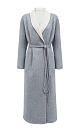 Пальто-халат из двусторонней ткани. В составе 80% шерсти с добавлением 10% ангоры и 10% шелка. Отложной воротник, накладные карманы и тонкий ремень в тон основной ткани. При пошиве этого изделия была использована технология double face, благодаря которой внутренняя сторона выглядит также аккуратно, как и внешняя.