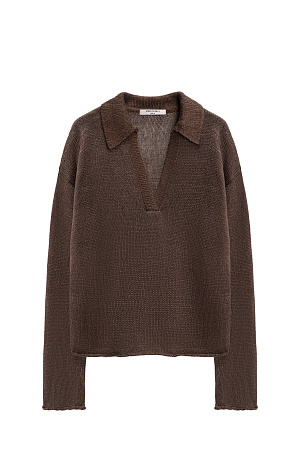 коричневый Трикотажный джемпер из 100% льна с воротником поло. Модель свободного силуэта, со спущенной линией плеча, длинными рукавами, V-образным вырезом горловины и валиками по нижнему краю изделия.