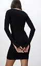 Трикотажное платье из вискозы длины мини. Модель приталенного силуэта с длинным рукавом и фигурным декольте.
