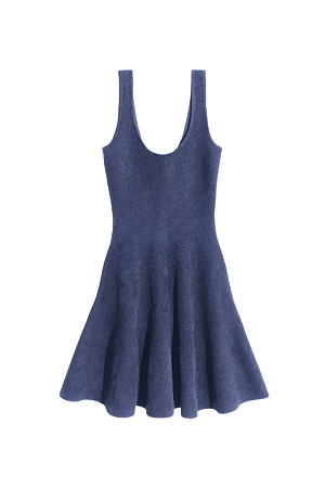синий Трикотажное платье длины мини в стиле baby doll. Изделие связано из плотной эластичной вискозы, что позволяет платью сидеть по фигуре и поддержать форму юбки. Застежка сзади на молнию.