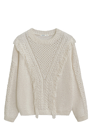 бежевый Трикотажный джемпер изо льна с добавлением хлопка. Модель свободного силуэта со спущенной линией плеча и круглым вырезом горловины. Изделие декорировано вывязанными крупными косами и длинной бахромой. Края изделия выполнены в рубчик.