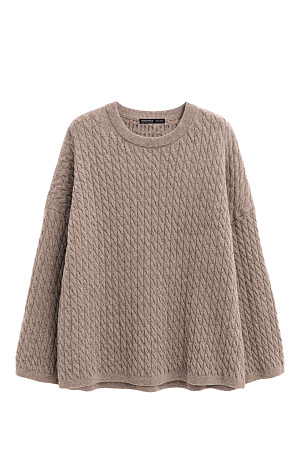 бежевый Трикотажный джемпер с объемными косами из 100% шерсти мериноса экстрафайн. Модель свободного силуэта, со спущенной линией плеч и круглым вырезом горловины, оформленным двойной бейкой. Края изделия выполнены в мелкий рубчик.