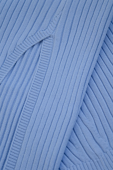 Платье с акцентными вырезами