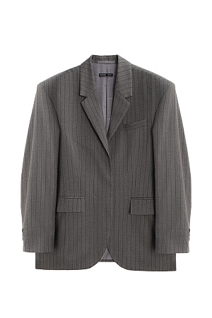 серый Однобортный жакет в полоску. Модель прямого кроя, с узкими лацканами, нагрудным карманом, боковыми карманами с клапанами и пуговицами на рукавах. Застежка на скрытые пуговицы под планкой. Изделие выполнено на подкладке.