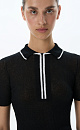Трикотажная футболка-поло из 100% хлопка. Модель приталенного силуэта, с коротким рукавом, отложным воротником и застежкой на потайную молнию. Изделие декорировано бежевой отделкой на воротнике и вдоль планки. 