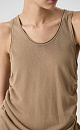 Трикотажная майка из вискозы. Модель свободного силуэта, без рукавов, на широких бретельках, с U-вырезом горловины и глубокой проймой. Кулиски по бокам изделия позволяют регулировать длину и создавать драпировку.