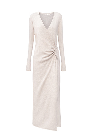 бежевый Трикотажное платье на запах из шерсти и кашемира. Модель приталенного силуэта с V-образным вырезом, длинными рукавами и кулиской на талии. Подол платья и манжеты рукавов декорированы валиками.