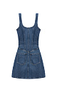 Джинсовое платье длины мини из хлопка. Модель приталенного силуэта на широких бретельках, с двумя боковыми карманами, карманами сзади и застежкой на молнию. Платье имеет отрезной лиф с декоративными швами.