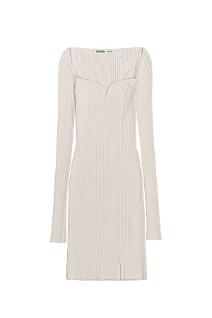 молочный Трикотажное платье из вискозы длины мини. Модель приталенного силуэта с длинным рукавом и фигурным декольте.