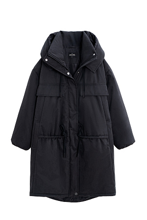 черный Длинная куртка на синтепоне с капюшоном. Модель свободного силуэта со спущенной линией плеча, накладными и боковыми карманами, регулируемой кулиской на поясе. Изделие на подкладке. Застежка на молнию и магнитные кнопки.