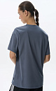 Футболка из 100% хлопка. Модель свободного силуэта, с круглым вырезом горловины и спущенной линией плеча.