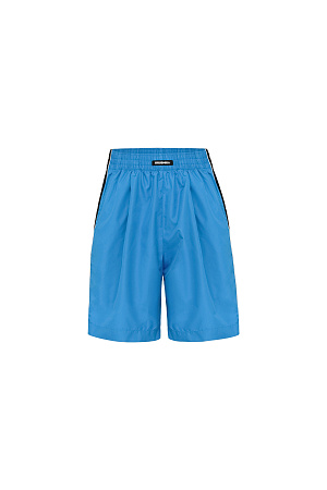 голубой Детские шорты в спортивном стиле с карманами по бокам, белым кантом и широким лампасом. Пояс на эластичной ленте с брендированным ярлыком. Дополнить образ можно бомбером или курткой в том же стиле.