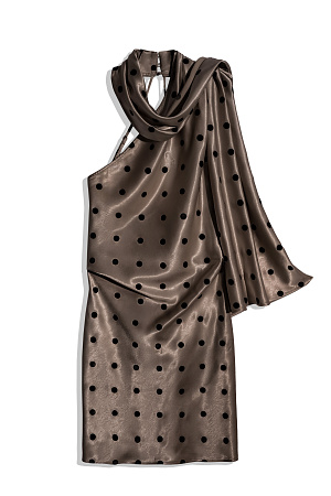 коричневый Атласное платье длины мини в горох. Модель по фигуре с вырезом халтер, застежкой на шее на пуговицы, открытой спинкой и тонкими регулируемыми бретельками. Изделие декорировано длинным шарфом.