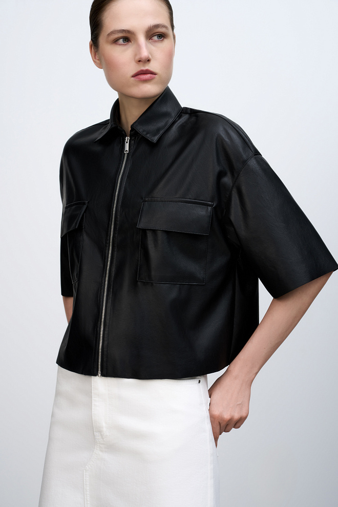 Рубашка из экокожи с накладными карманами