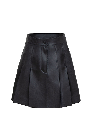 черный Юбка мини из экокожи со складками. Потайная застежка на молнии с кнопкой. Дополнить образ можно жакетом.