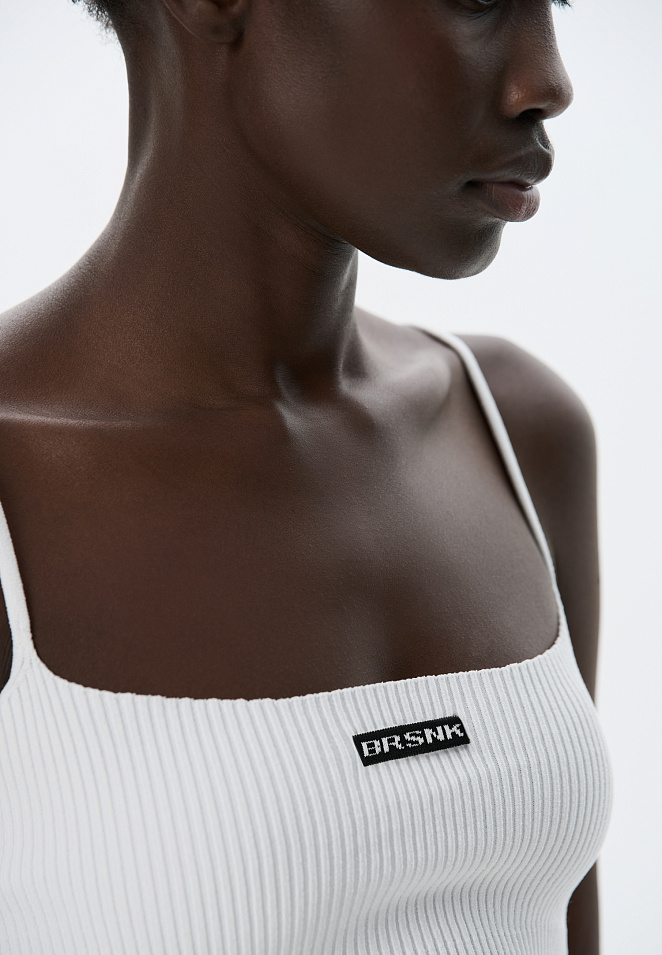 Короткий спортивный топ на бретельках 