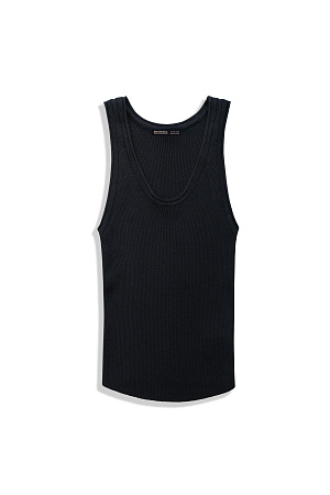 черный Трикотажная майка из вискозы в рубчик. Модель с глубокой проймой, арочным низом и U-образным вырезом горловины с валиком.