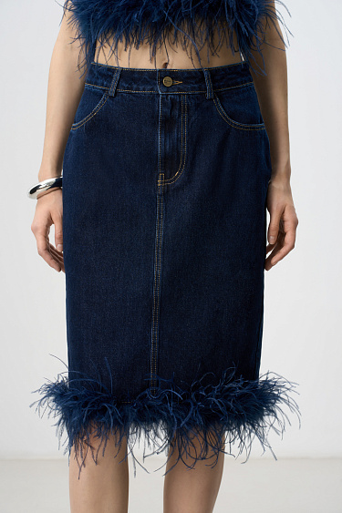 Джинсовая юбка миди с перьями