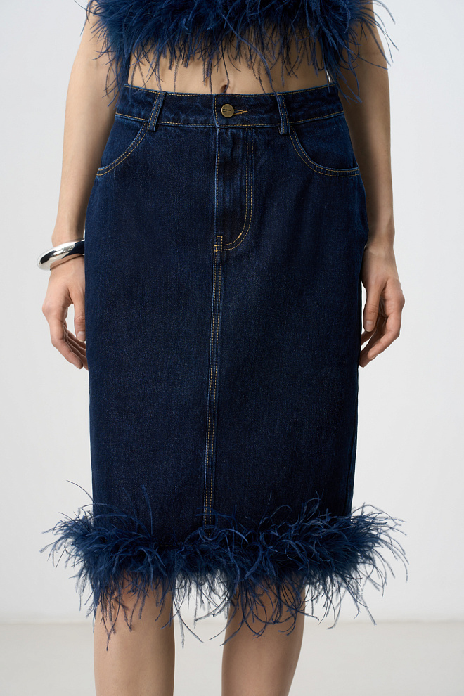 Джинсовая юбка миди с перьями