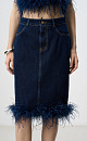 Джинсовая юбка длины миди, декорированная лентой со страусиными перьями. Лента с перьями отстегивается. Застежка изделия на молнию и пуговицу. Два кармана, шлевки на поясе для ремня.