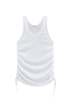 белый Трикотажная майка из вискозы. Модель свободного силуэта, без рукавов, на широких бретельках, с U-вырезом горловины и глубокой проймой. Кулиски по бокам изделия позволяют регулировать длину и создавать драпировку.