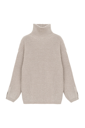 бежевый Трикотажный джемпер с шерстью альпака. Модель свободного силуэта со спущенным плечом, высоким воротом и разрезами на манжетах.