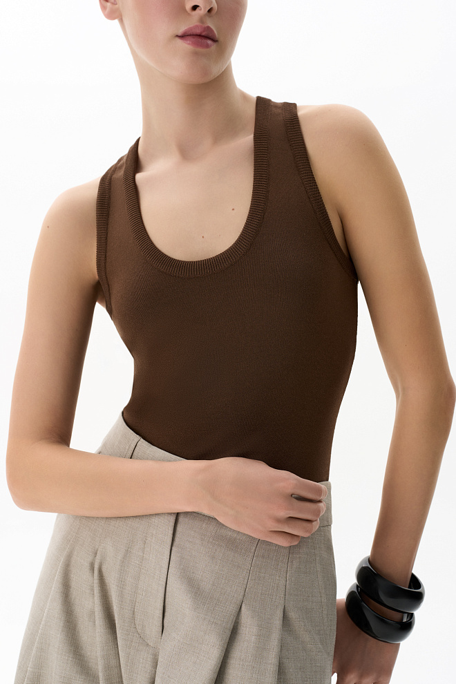 Топ с глубокой проймой