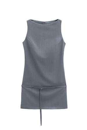 серый Платье-футляр длины мини из шерсти. Модель прямого кроя, без рукавов, с вырезом-лодочкой. Изделие декорировано шлевками и тонким ремешком на бедрах. Застежка на молнию сзади.