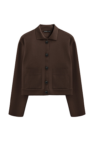 коричневый Укороченный трикотажный жакет из вискозы. Модель с отложным воротником и накладными карманам. Застежка на пуговицы. Изделие выполнено без подкладки.