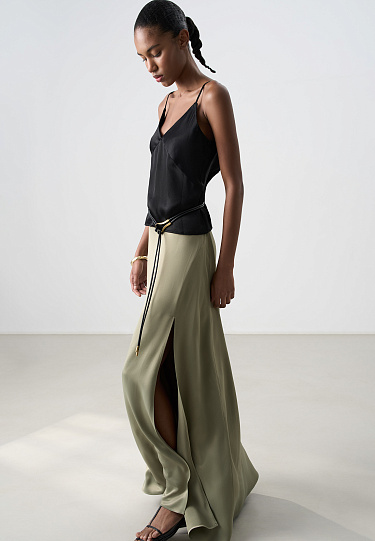 Атласная юбка с разрезом