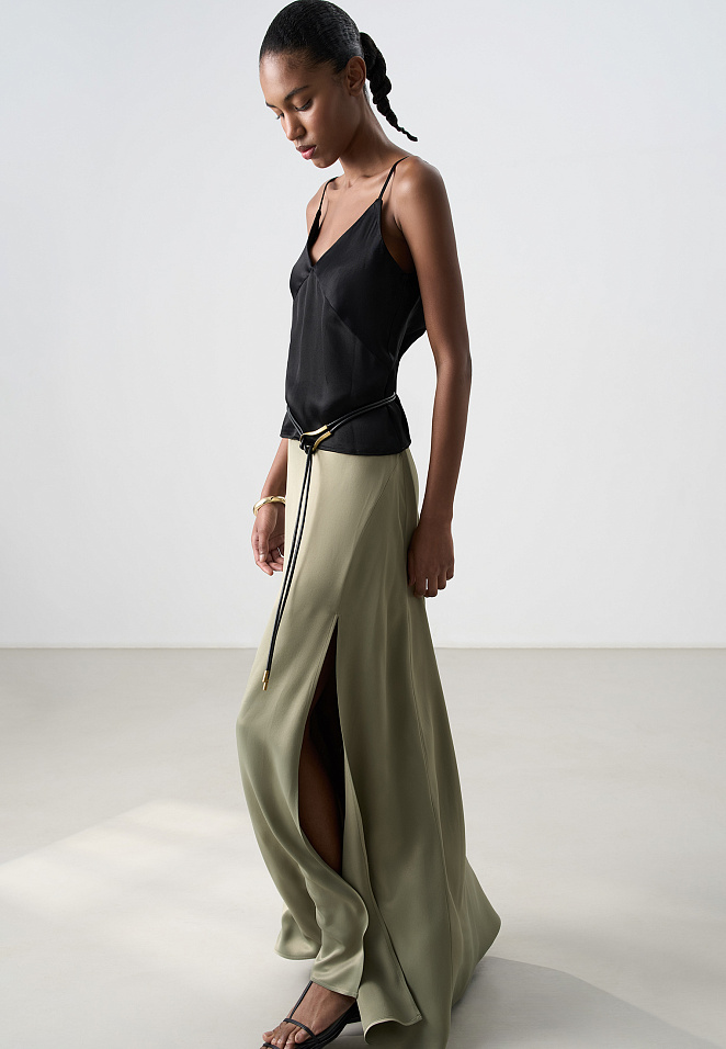 Атласная юбка с разрезом