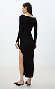 Трикотажное платье из вискозы длины миди. Модель приталенного силуэта, с длинным рукавом, глубоким вывязанным декольте с вытачками и разрезом сбоку.