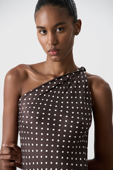 Асимметричное платье в горох