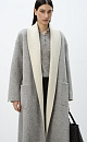Пальто-халат из двусторонней ткани. В составе 80% шерсти с добавлением 10% ангоры и 10% шелка. Отложной воротник, накладные карманы и тонкий ремень в тон основной ткани. При пошиве этого изделия была использована технология double face, благодаря которой внутренняя сторона выглядит также аккуратно, как и внешняя.