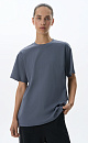 Футболка из 100% хлопка. Модель свободного силуэта, с круглым вырезом горловины и спущенной линией плеча.