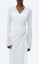 Трикотажное платье длины миди из тонкой вискозы. Модель приталенного силуэта на запах, с V-образным вырезом горловины, длинными расклешенными рукавами и кулиской на талии. 