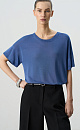 Цельновязаная футболка из 100% вискозы. Модель свободного силуэта, со спущенной линией плеча и круглым вырезом горловины. Края изделия выполнены в рубчик.