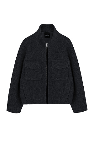 черный Шерстяная куртка на подкладке. Модель свободного силуэта со спущенной линией плеча, накладными карманами на груди и воротником-стойкой. Застежка на молнию.