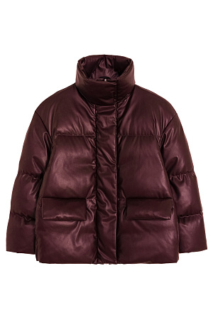 бордовый Утепленный пуховик из экокожи. Модель свободного силуэта с боковыми карманами и воротником-стойкой. Застежка на потайную молнию и магнитные пуговицы. На подкладке.