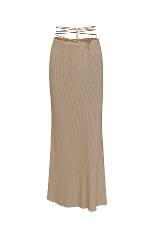 бежевый Трикотажная юбка макси с металлической перемычкой и шнуровкой на талии. Дополнить образ можно топом.
