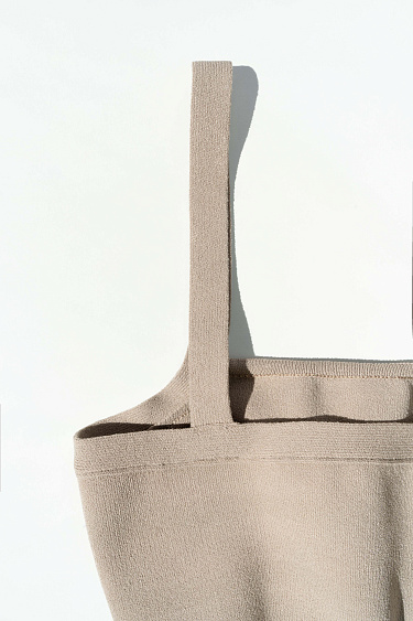 Короткий топ на бретелях