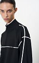 Вискозный трикотажный бомбер спортивного стиля с контрастными лампасами. Модель прямого кроя с длинными рукавами, манжетами на эластичной резинке и воротником-стойкой. По низу изделия предусмотрена регулируемая кулиска. Застежка на молнию.