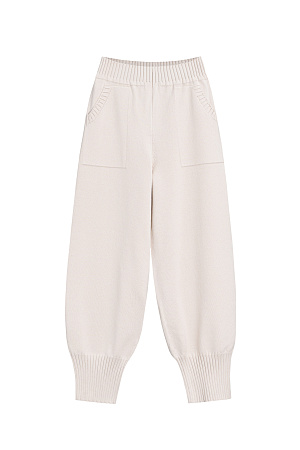 бежевый Трикотажные брюки из хлопка с добавлением вискозы. Модель выполнена в спортивном стиле, с широким эластичным поясом на кулиске, боковыми карманами и широкими манжетами на резинке. 