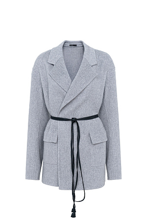 серый Жакет из двусторонней шерстной ткани на запах. Модель прямого кроя с отложным воротником и накладными карманами с клапанами. Изделие выполнено без подкладки. Тонкий пояс из экокожи в комплекте.